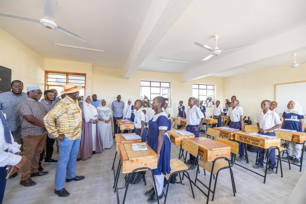 President Ruto interacting with Pupils of the newly opened Mjambere Secondary School in Kisauni, Mombasa County.