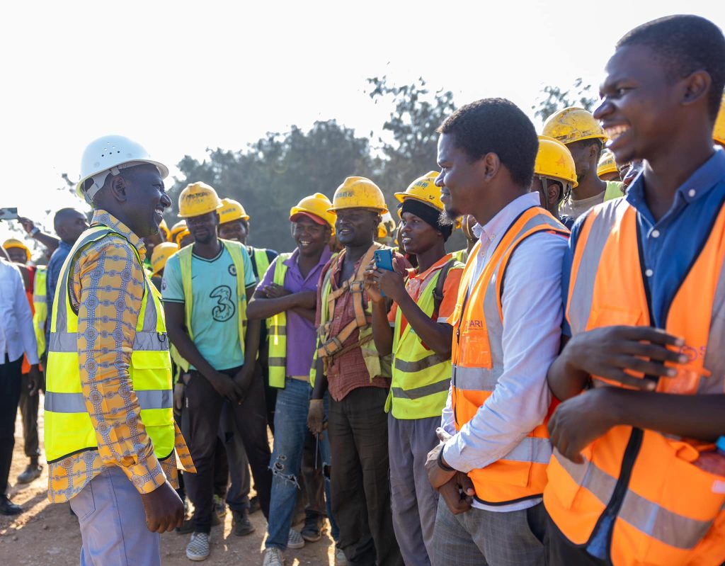 Ruto interacting with youth at the Construction site at Kwa Jomvu